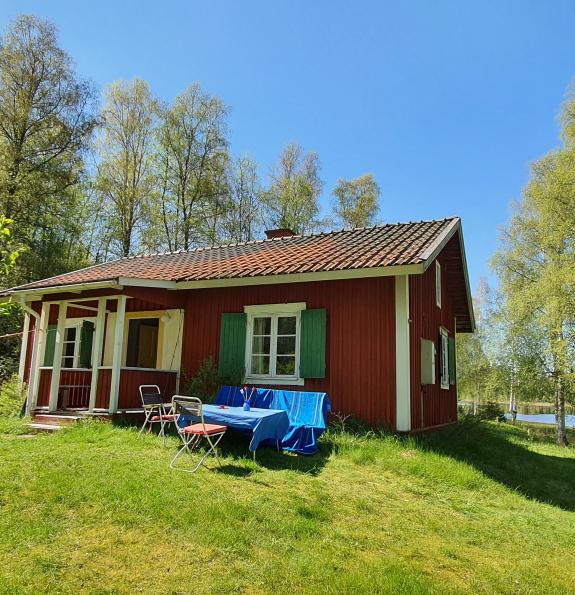 Västra Vintersjön - Schwedenhaus am See buchen: Lage direkt am Kanugewässer in mitten der Wildnis von Värmland - mit holzgefeuerter Sauna!